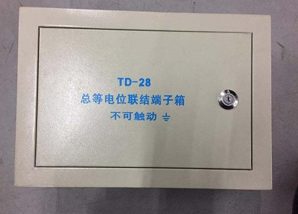 這一防漏電設(shè)備被工人堵上，砸了也得接上！